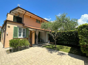 La casa di Elena Versilia - Two Apartments